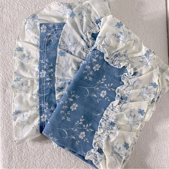 Vintage Blue White Floral Pillowcases With Ruffle Thrim x2 - Picture 13 of 13
